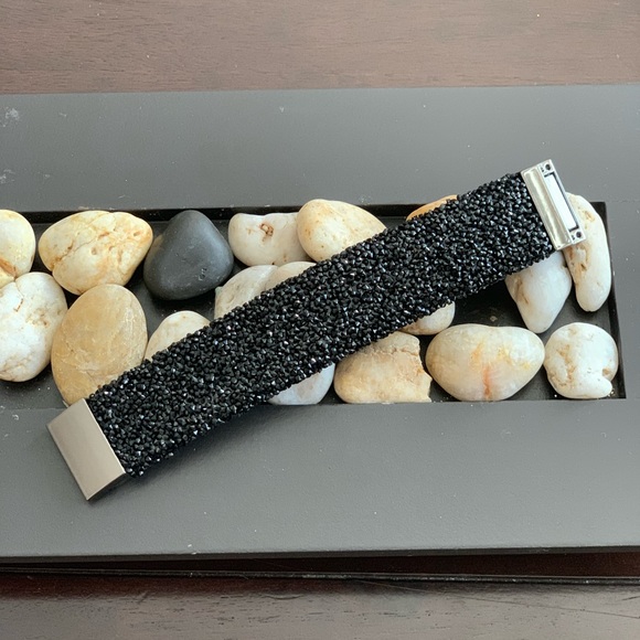 Black color Rhinestone Cluster Magnetic Bracelet - Picture 6 of 8